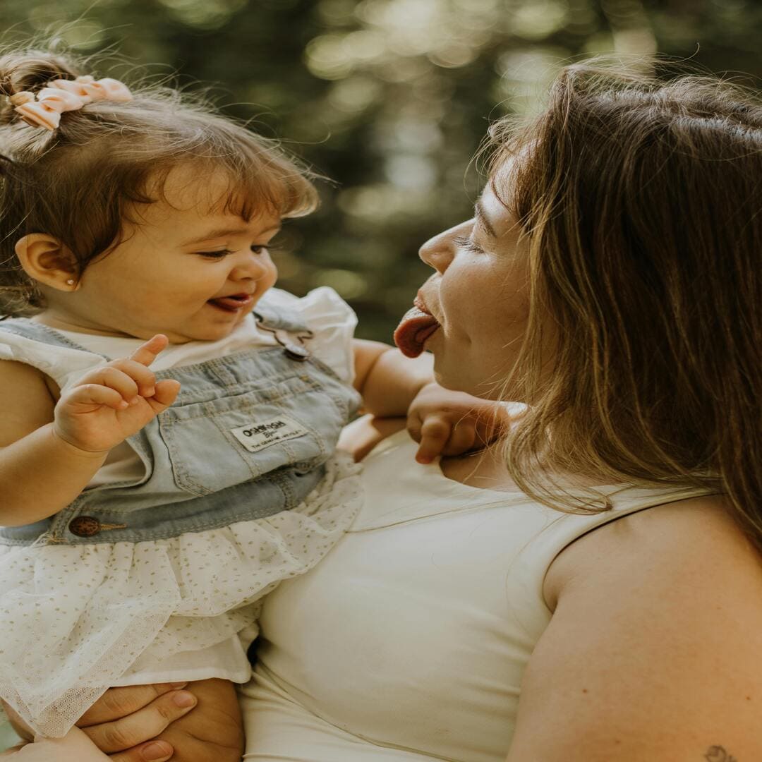 bébé et maman complice en sortie