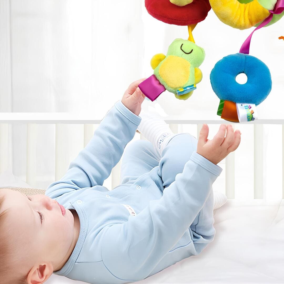bébé jouant dans son lit avec une spirale d'activité