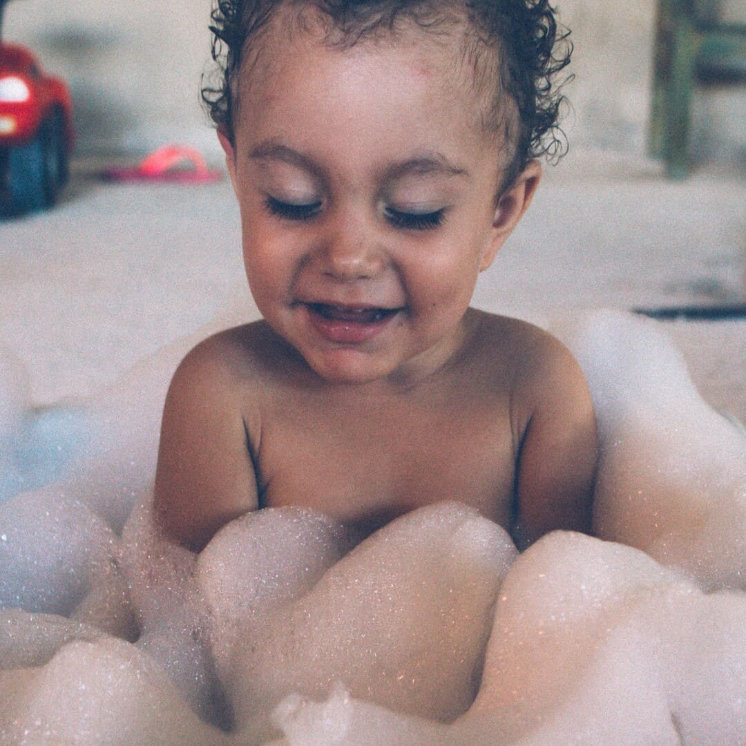 bébé heureux dans son bain